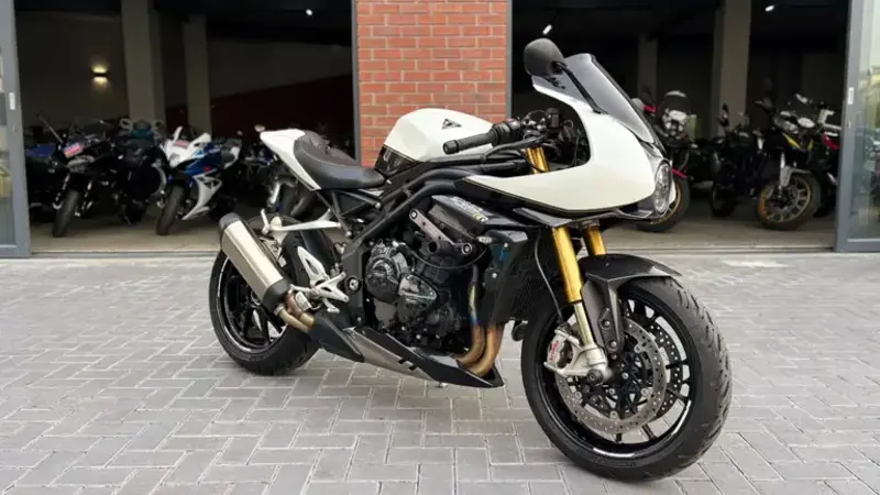 Speed Triple 1200RR specs